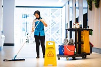 Екип за търговско почистване